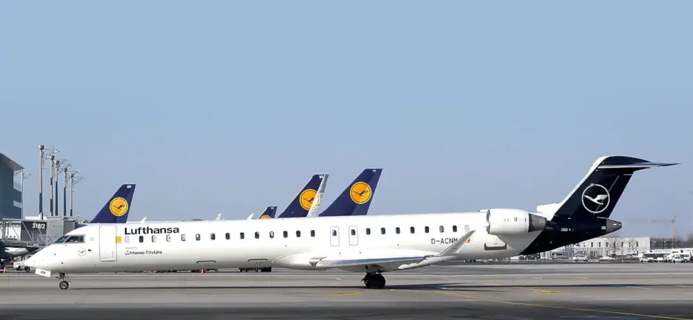 CRJ-900 Lufthansa na jednym z niemieckich lotnisk - Foto: Lufthansa / Media