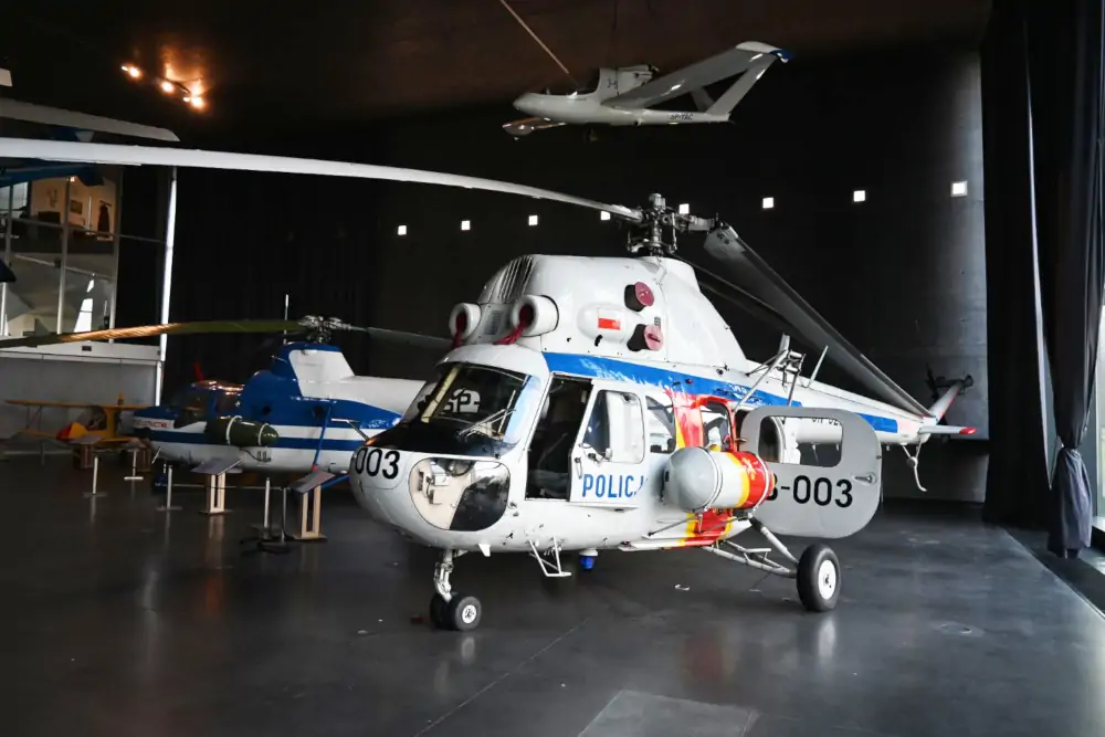 Policyjny Mi-2 w Muzeum Lotnictwa Polskiego - Foto: MLP