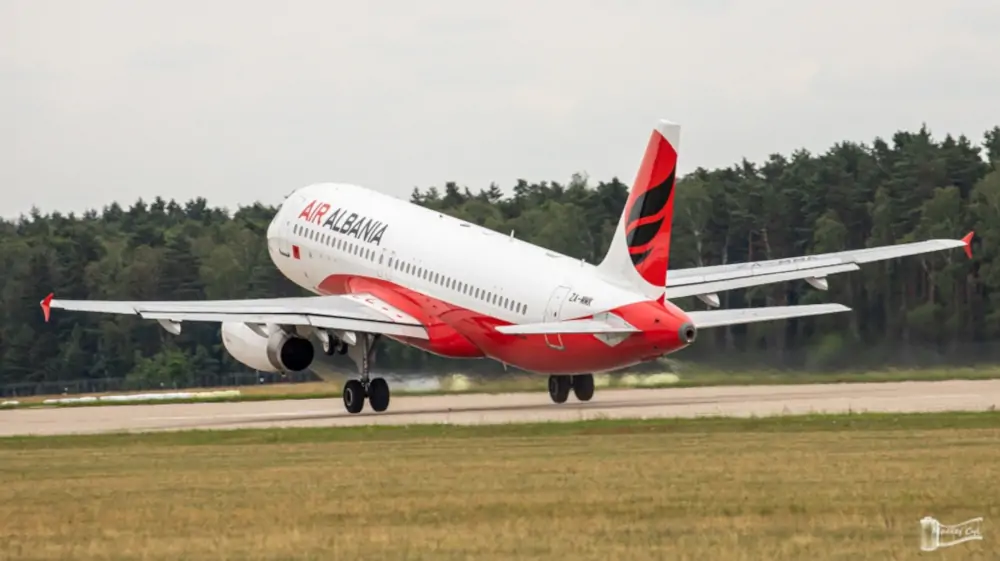 Samolot Air Albania na lotnisku Zielona Góra-Babimost - Foto: Maciej Cyl / mater. pras. PPL