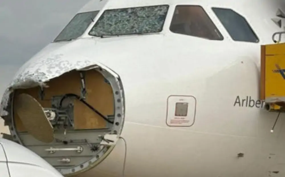 Uszkodzenia A320-200 Austrian Airlines - Źródło: na podstawie treści osadzonej w publikacji: X / Breaking Aviation News & Videos