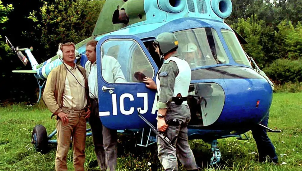 Kadr z filmu "07 zgłoś się" z udziałem śmigłowca Mi-2