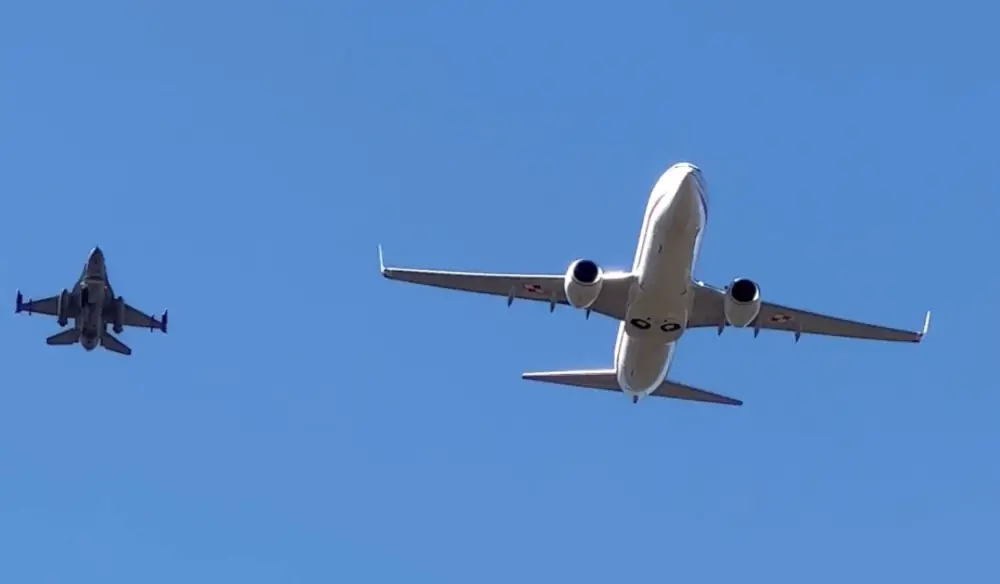 Defilada lotnicza podczas Święta Wojska Polskiego 2023 - Foto: Mariusz Barszcz / Aviation24.pl