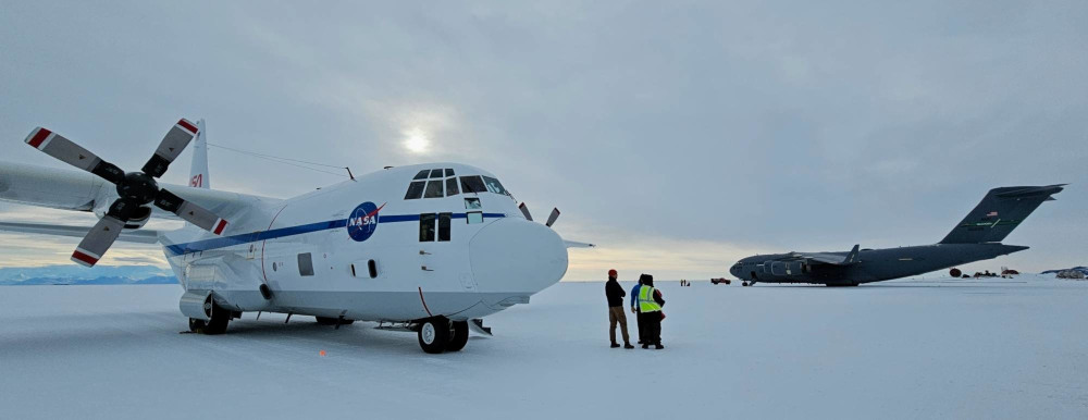 Należący do NASA samolot Hercules C-130 na Antarktydzie - Foto: NASA/Scott Battaion