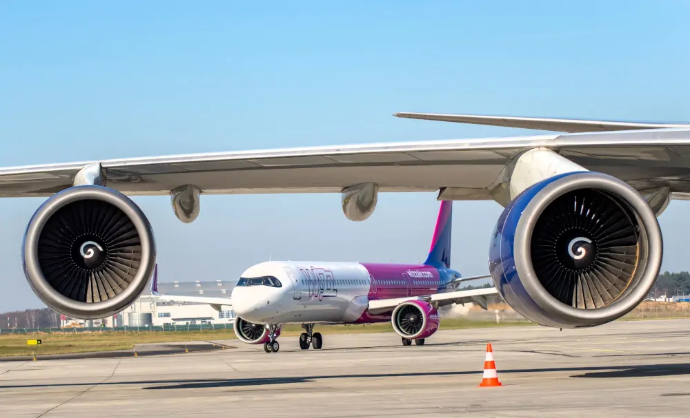 Samolot Wizz Air na lotnisku w Jasionce