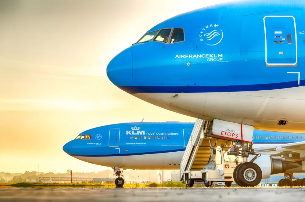 Samoloty KLM na płycie lotniska