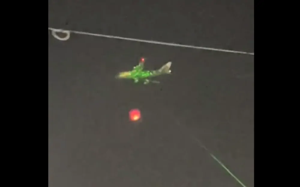 Samolot oświetlony laserami w Meksyku