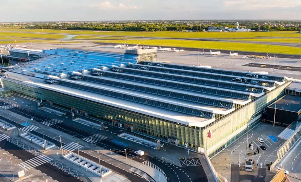 Terminal Lotniska Chopina, w tle pasy startowe lotniska - Źródło zdjęcia: Lotnisko Chopina