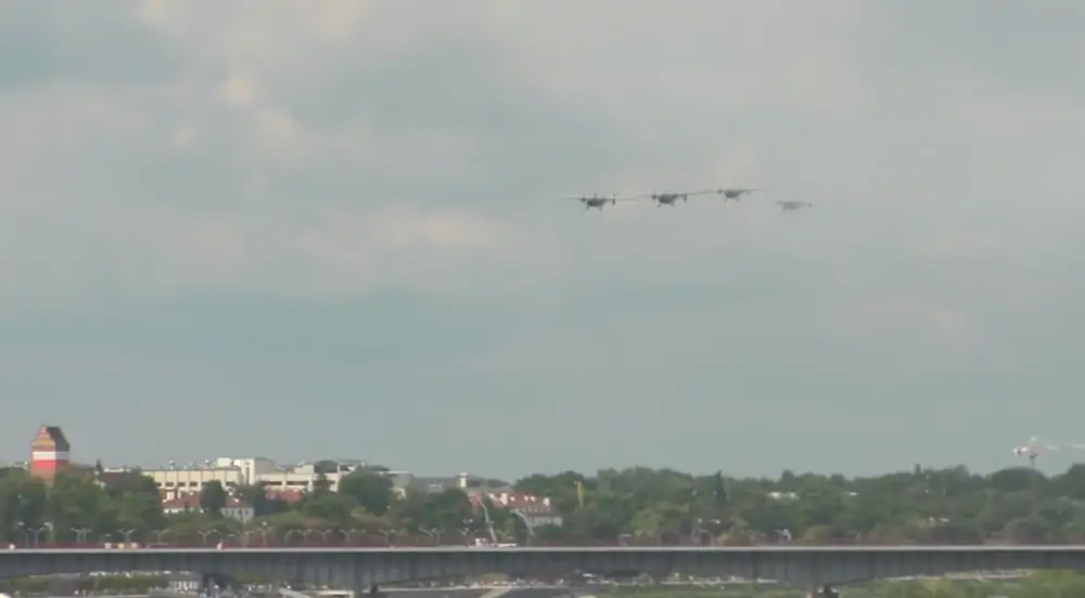 Most Śląsko-Dąbrowski w Warszawie podczas jednej z defilad wojskowych - Foto: Aviation24.pl