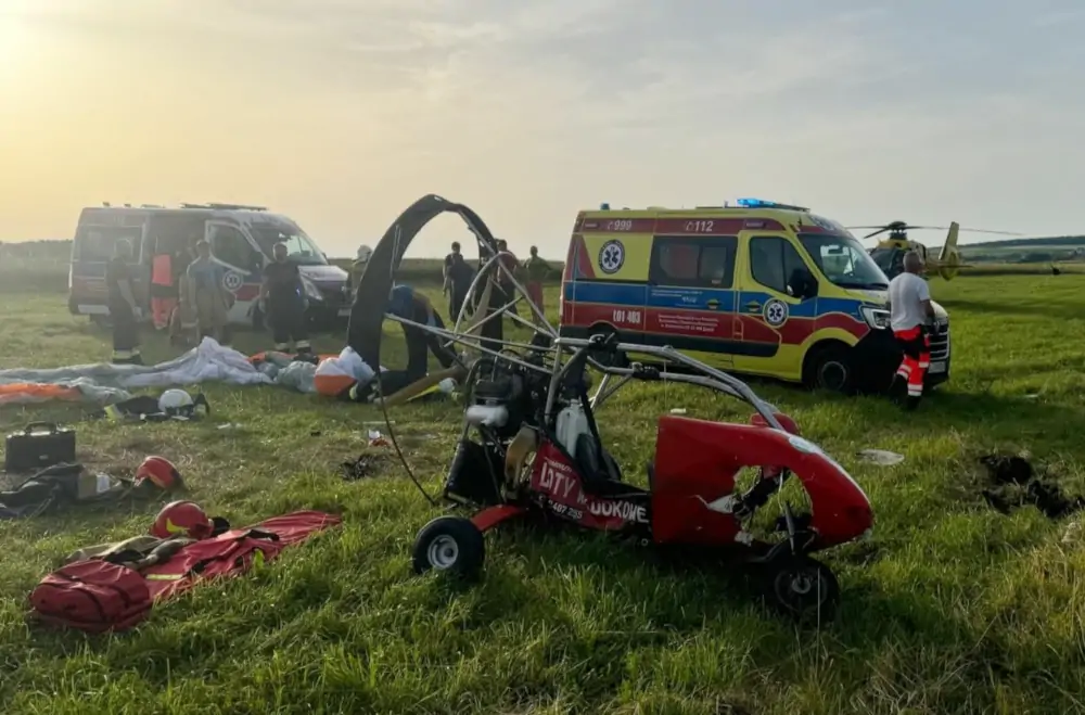 Pilot i pasażerka trafili do szpitala po upadku motoparalotni, którą lecieli