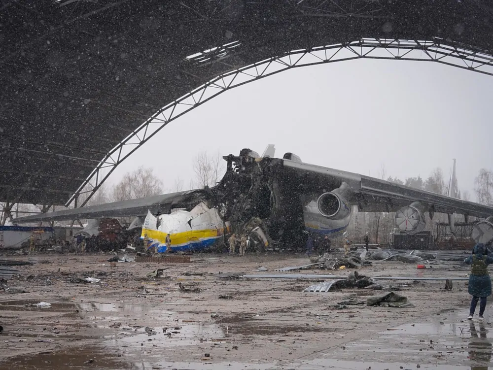 Zniszczona An-225 Mrija na lotnisku w Hostomelu