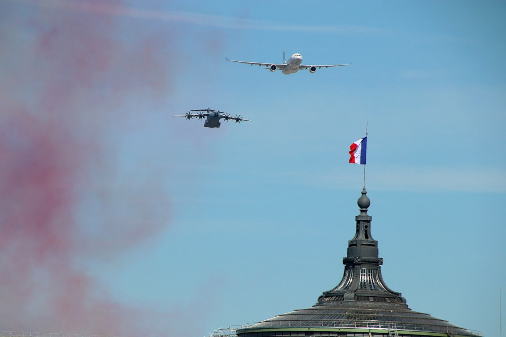 Przelot samolotów nad centrum Paryża - Foto: Pixabay License / Gaimard