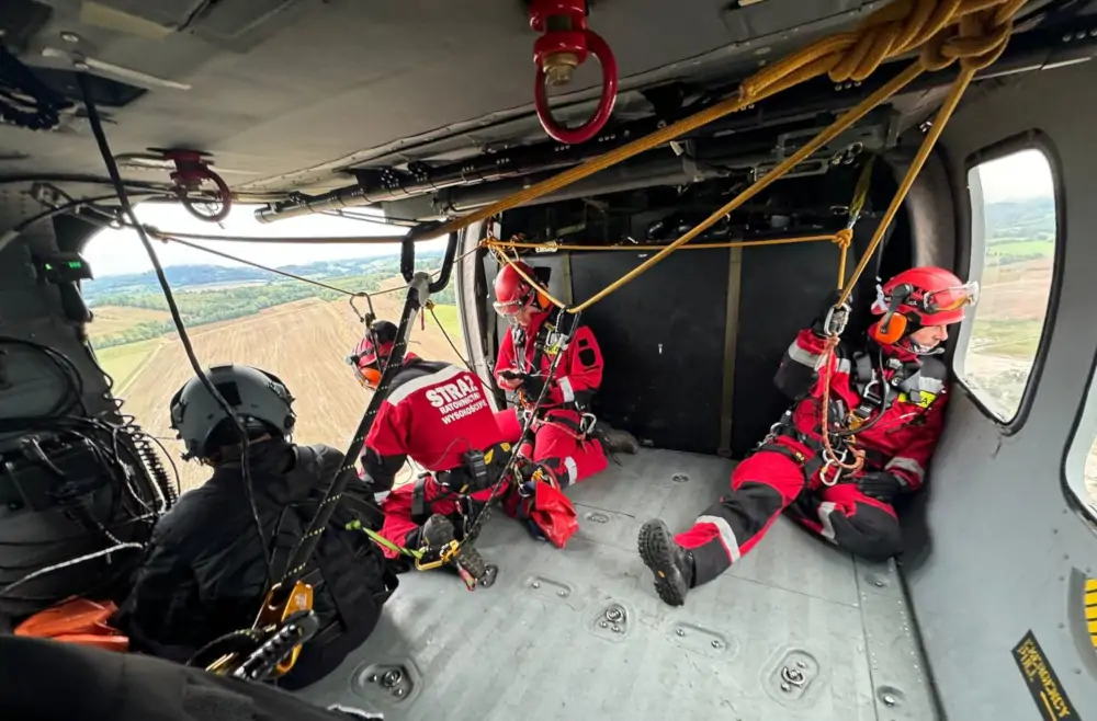 Śmigłowce policyjne Black Hawk i Bell ratują powodzian