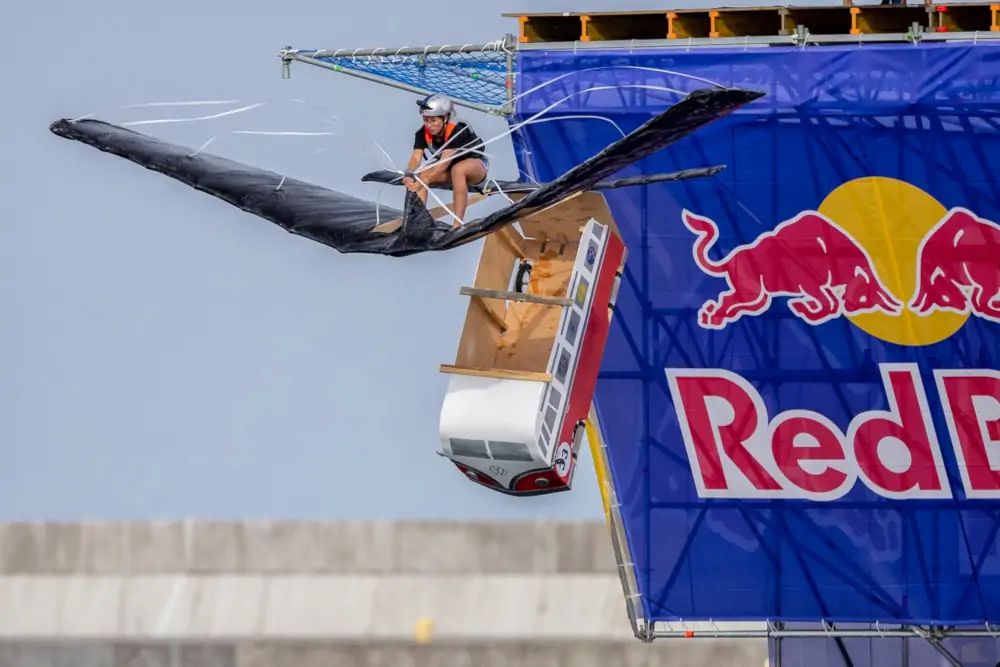 Konkurs lotów Red Bull - Foto: Lukas Nazdraczew