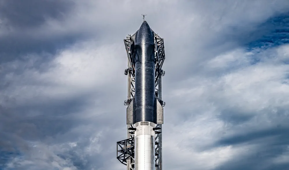 Starship na stanowisku startowym - Foto: SpaceX