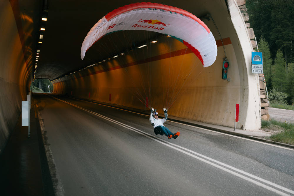 Patrick von Känel przelatuje dzięki paralotni przez tunel w południowym Tyrolu