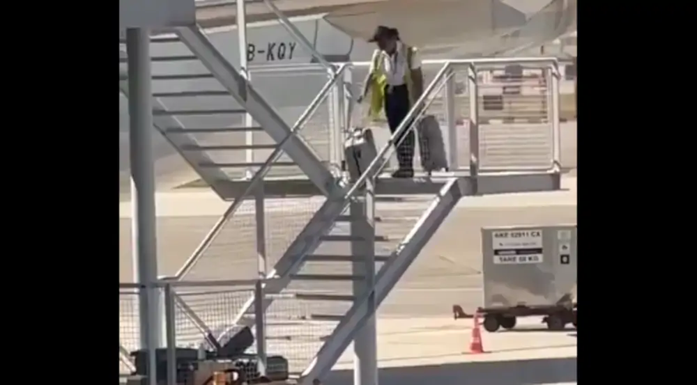 Obsługa naziemna Cathay Pacific Airways zrzucała walizki ze schodów
