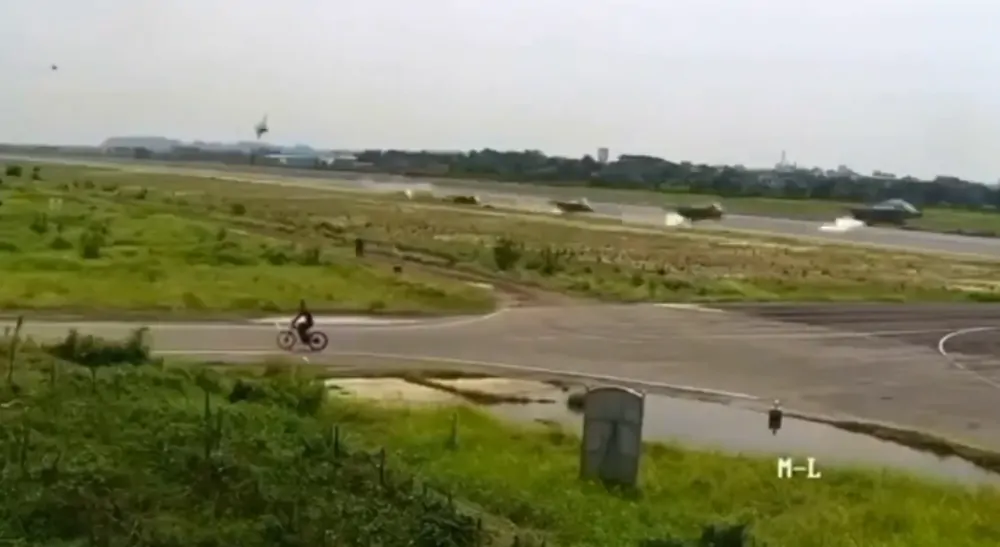Sekwencja ujęć z filmu ukazującego wypadek Jak-130 w Bangladeszu