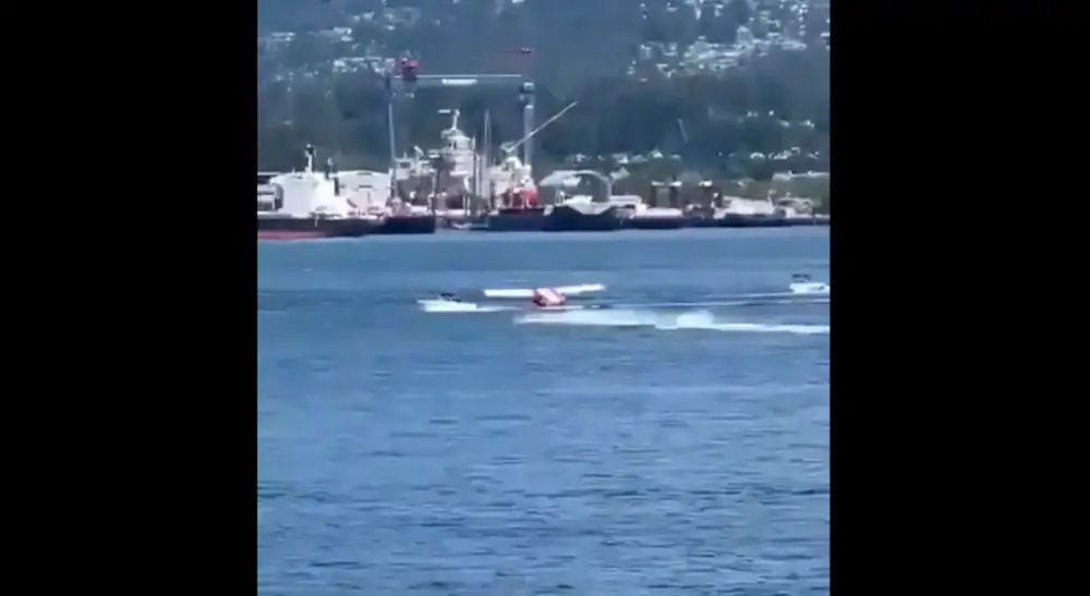 Samolotu Harbour Air zderzył się z łodzią w porcie Coal Harbour w Vancouver - Źródło: Ujęcie z filmu osadzonego w publikacji na podstawie platformy X - PeterKellyBC