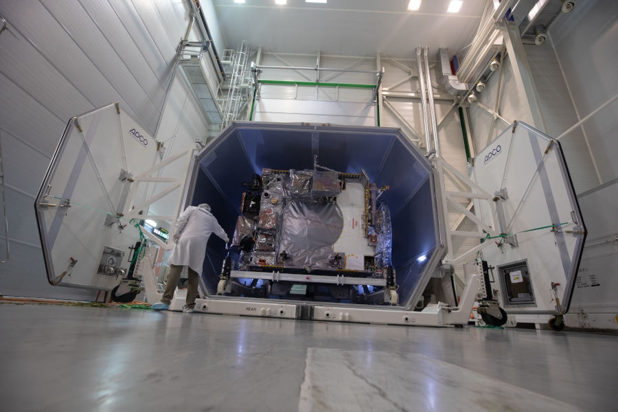 Ostatni przystanek sondy JUICE na Ziemi w zakładach Airbusa przed podróżą ku Jowiszowi. - Foto: Airbus