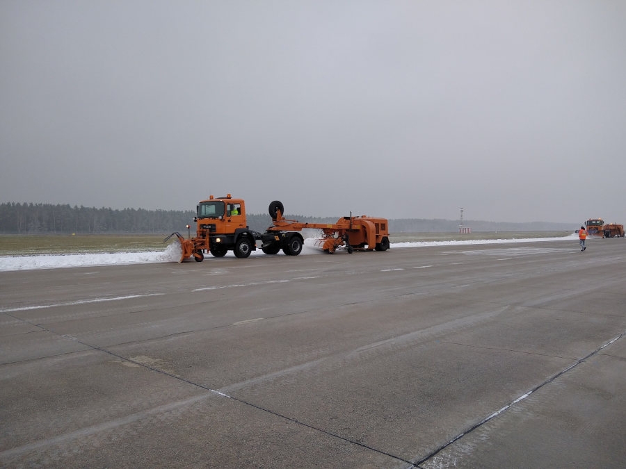 Odśnieżanie pasa startowego i dróg kołowania wraz z stanowiskiem postojowym przy tak intensywnym opadzie, to godzina pracy. - Foto: PPL / Port Lotniczy Zielona Góra-Babimost