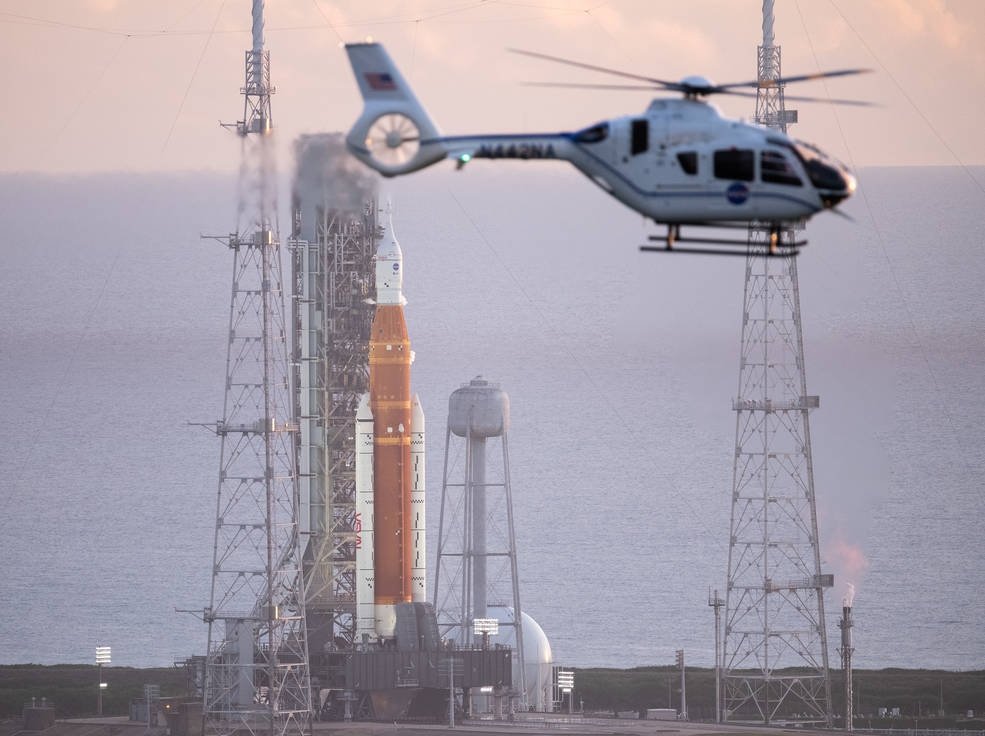 Statek kosmiczny Orion i rakieta SLS na stanowisku gotowe do startu. - Foto: NASA