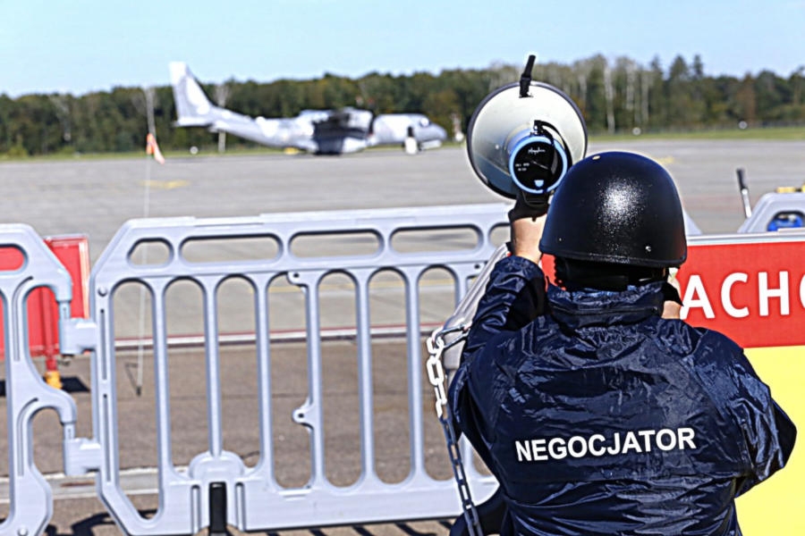 W ramach ćwiczeń na płycie lotniska wylądował samolot przejęty przez terrorystów. Funkcjonariusze zabezpieczyli teren lotniska, a policyjni negocjatorzy podjęli działania zmierzające do uwolnienia zakładników. - Foto: KWP Lublin