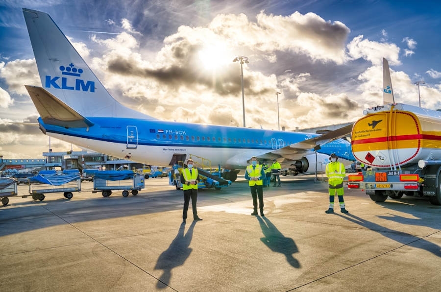 Ekologiczne paliwo wyprodukowano z dwutlenku węgla, wody oraz energii z wiatru i słońca - Foto: KLM