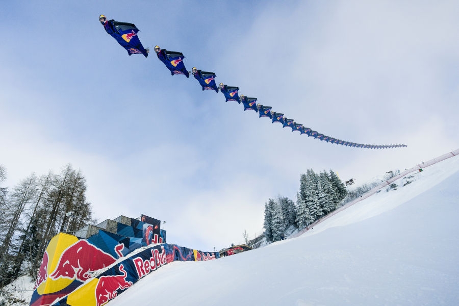 Rekonesans ekstremalnej trasy narciarskiej przy udziale skoczków Wingsuit. - Foto: Philip Platzer / Red Bull Content Pool