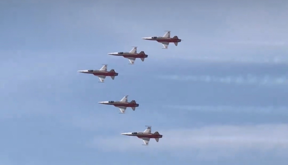 Patrouille Suisse na radomskim niebie podczas Air Show 2023 - Żródło: Kadr z filmu / Aviation24.pl