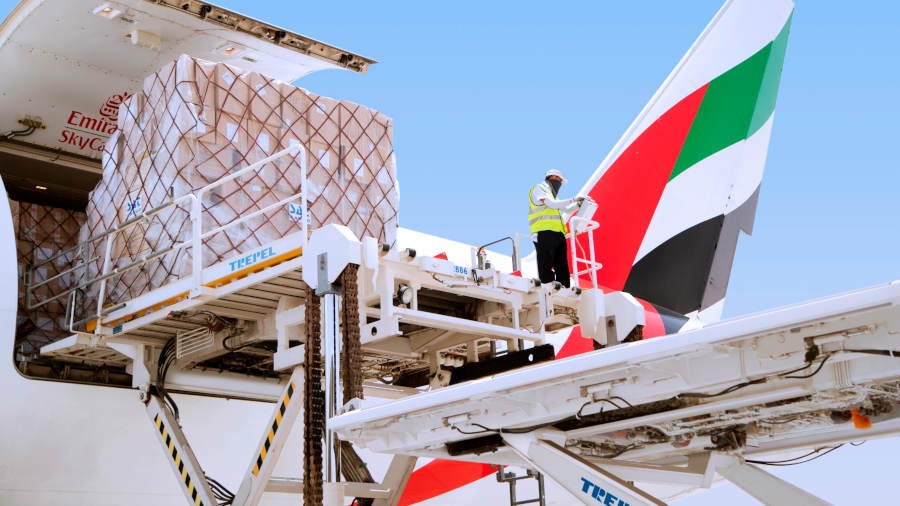 Emirates sa przykładem linii lotniczych, które w środowisku epidemi radzą sobie przez wykorzystanie samolotów pasażerskich do lotów cargo. - Foto: Emirates