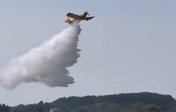 Dromader podczas pokazu zrzutu wody - Foto: Kadr z filmu - autor: Aviation24.pl