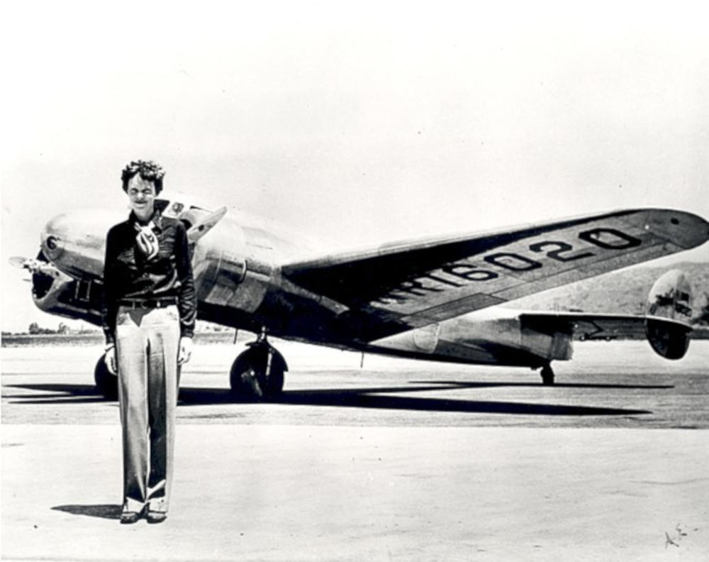 Amelia Earhart przy samolocie Lockheed Model 10E Electra, NR16020