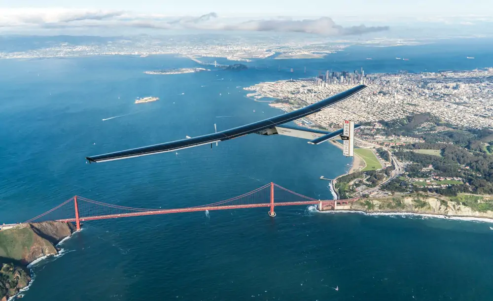  Solar Impulse 2 przelatuje nad mostem Golden Gate