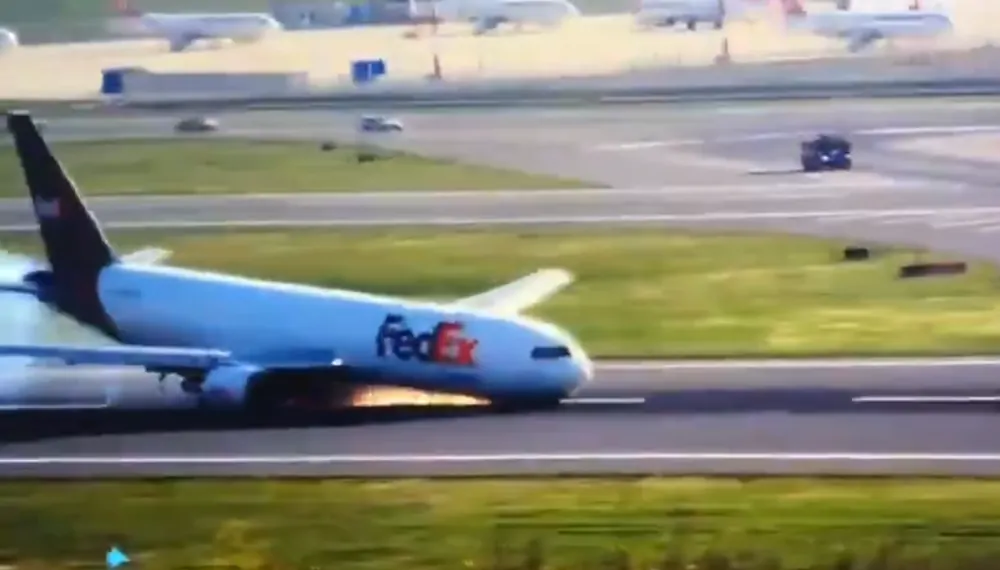 Boeing 767-3S2F FedEx lądował bez przedniego podwozia w Stambule - Źródło: materiał X osadzony w publikacji: Breaking Aviation News & Videos