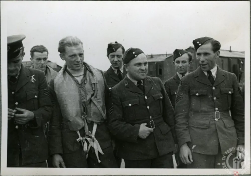 Piloci 317 Dywizjonu myśliwskiego na lotnisku RAF Exeter w Wielkiej Brytanii, sierpień 1941