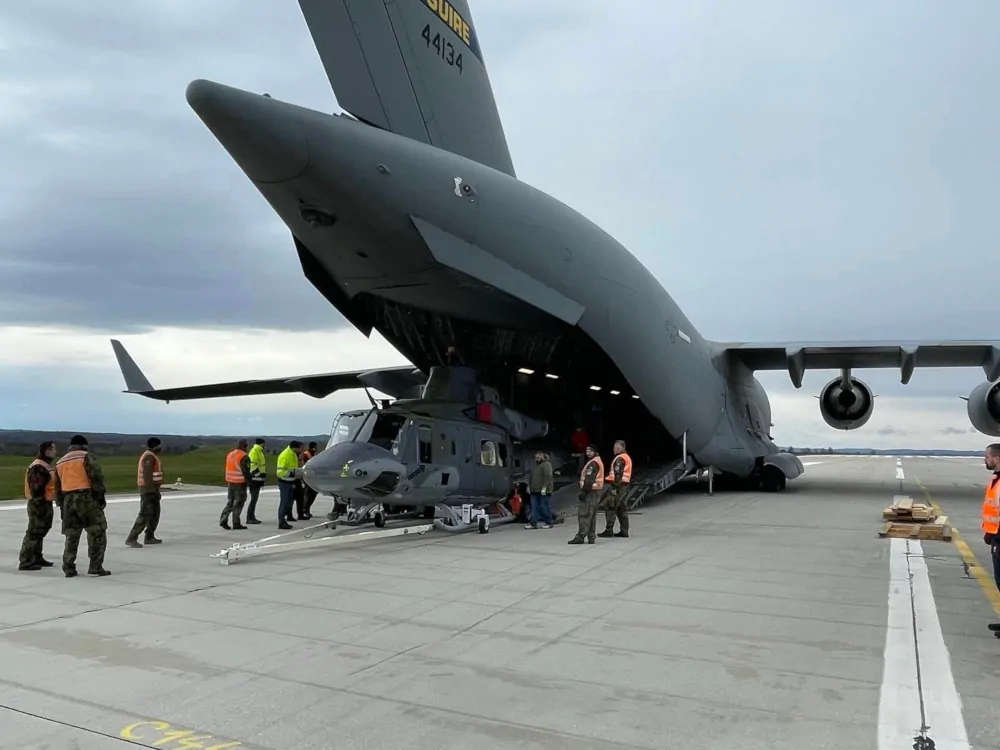 Dostawa śmigłowców wojskowych do Czech na pokładzie C-17 - Foto: Czeskie Siły Powietrzne