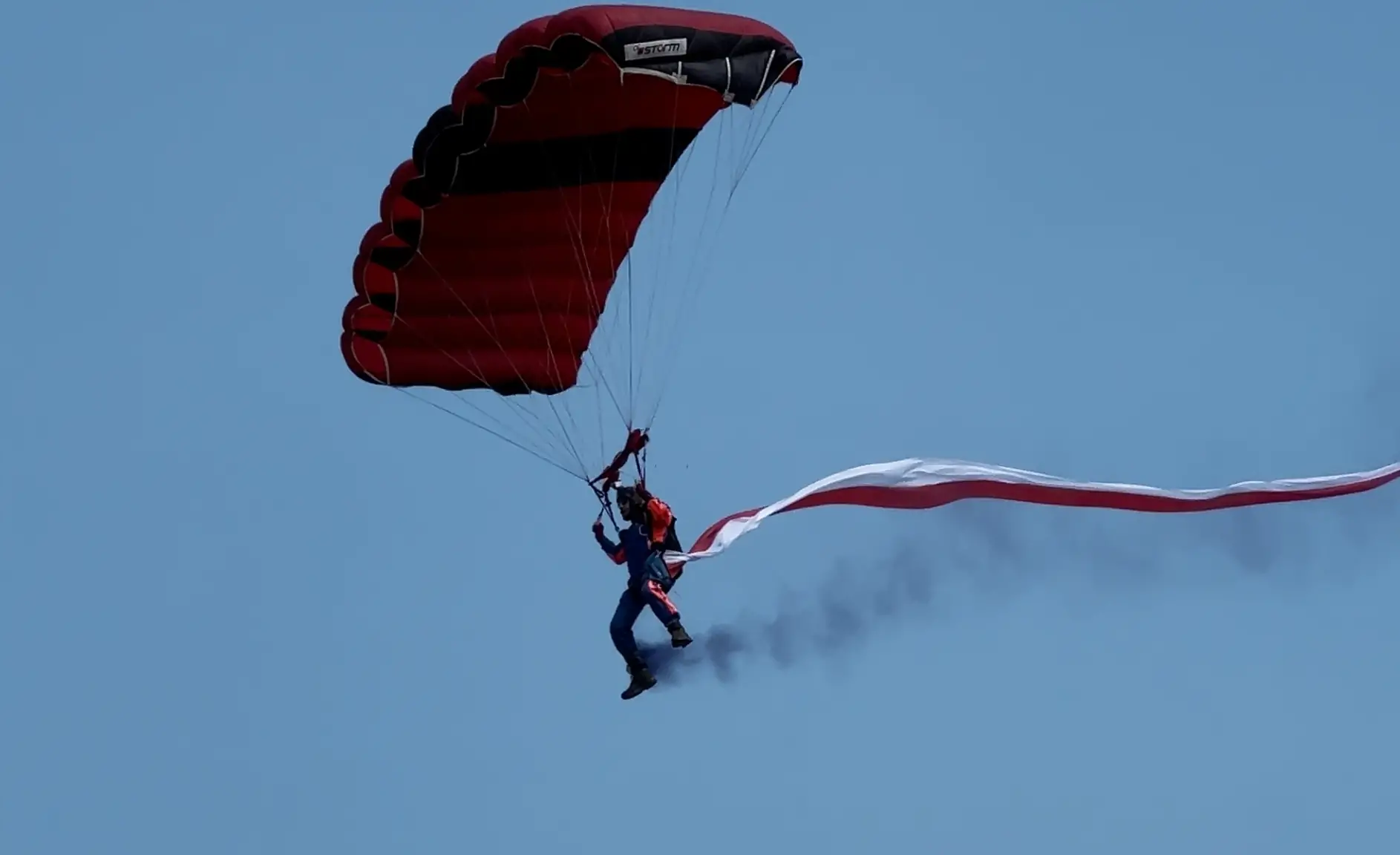 Spadochroniarz z przyczepioną flagą Polski - Zdjęcie ilustracyjne - Foto: Aviation24.pl / Mariusz Barszcz