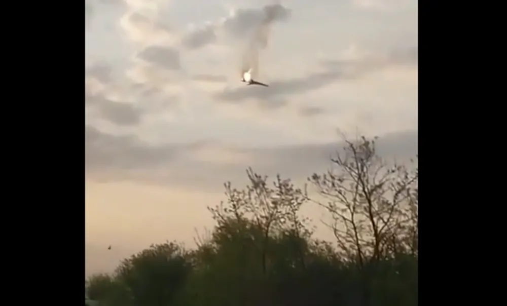 Ujęcie z filmu pokazującego spadający Tu-22M zestrzelony nad Rosją: - Źródło" Materiał X osadzony w publikacji