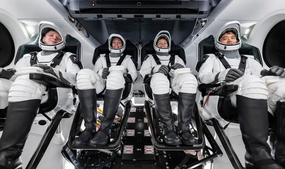 Załoga misji NASA SpaceX Crew-10 podczas testu sprzętu w Centrum Kosmicznym Kennedy’ego na Florydzie