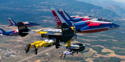 Trzej jetmani w formacji z eskadrą akrobacyjną Patrouille de France.